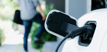 如何挑選合適的汽車充電樁：設(shè)備性能解析